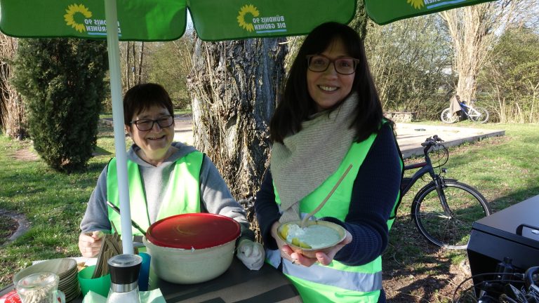 Grüne Gespräche mit grüner Soße